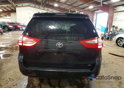 2015 Toyota Sienna Le z USA, uszkodzony, nr VIN 5TDKK3DC1FS617499